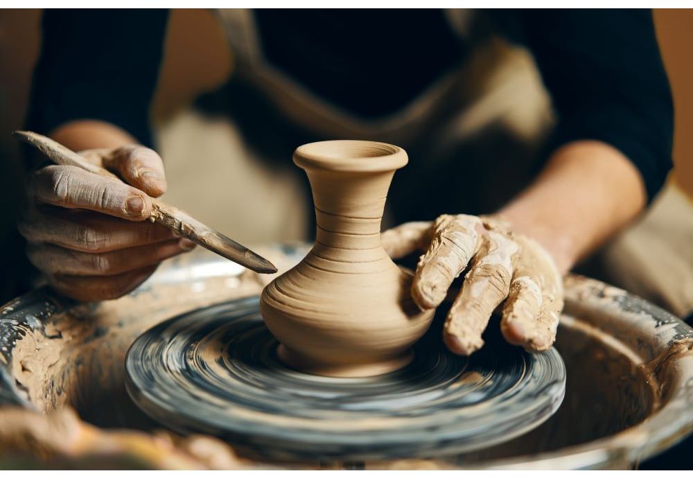 Maestría en el oficio alfarero: la creación artística de la cerámica